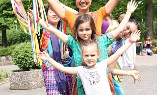 Yoga Vidya lädt vom 7. bis 14. April zu einer internationalen Woche ins Seminarzentrum Bad Meinberg ein. - Yoga Vidya Yoga Vidya lädt vom 7. bis 14. April zu einer internationalen Woche ins Seminarzentrum Bad Meinberg ein. - Yoga Vidya