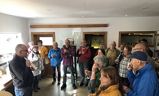In der Brennerei "Die Fähre" an der Weser in Erder gab es eine Schnapsverköstigung. Martin Gerke (links) erläutert den Destilliervorgang. - Silke Buhrmester