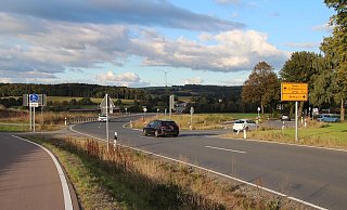 Hier wird sich die Beschilderung ändern. In Zukunft wird die Durchfahrt für Lkw auf der Selbecker Straße (rechts) verboten. Stattdessen soll der Verkehr nach Barntrup über die Umgehung, also geradeaus, fahren. - Nadine Uphoff