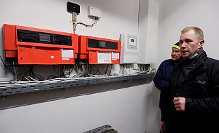 Andreas Ens, Mitglied der Energiekommission und Heizungsmonteur, erklärt die neue Anlage in der Feuerwache Silixen. - Lorraine Brinkmann