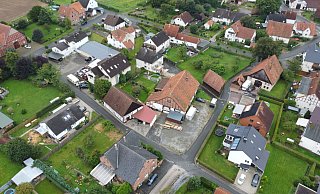 Das Clubhaus in Tintrup (Fachwerkhaus mit Bierzeltgarnitur, Bildmitte) steht inmitten von Wohnhäusern. Haben Teilnehmer eines "Offenen Abends" von Tim Kellner Mitarbeiter des städtischen Ordnungsdienstes eingekesselt? - Nicole Ellerbrake