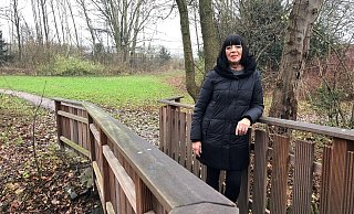 Beate Hoffmann-Hildebrand auf einer Brücke im „Deppe-Park". - Sven Kienscherf Beate Hoffmann-Hildebrand auf einer Brücke im „Deppe-Park". - Sven Kienscherf