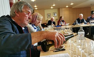 Die letzte Weinverkostung: nach 38 Jahren löst sich die "Weinbruderschaft Domberk" auf. Im Bild vorn Uwe Hoffmann. - Sylvia Frevert Die letzte Weinverkostung: nach 38 Jahren löst sich die "Weinbruderschaft Domberk" auf. Im Bild vorn Uwe Hoffmann. - Sylvia Frevert