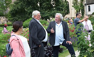 Thomas Gerber (rechts), Bezirksvorsitzender in OWL für den Verband Garten-, Landschafts- und Sportplatzbau NRW zeigt Karl-Josef Laumann, Minister für Arbeit, Gesundheit und Soziales in NRW, zusammen mit Claudia Koch, Geschäftsführerin der Landesgartenschau und Baudezernentin der Stadt Höxter, die Gartenanlage. - Stadt Höxter Thomas Gerber (rechts), Bezirksvorsitzender in OWL für den Verband Garten-, Landschafts- und Sportplatzbau NRW zeigt Karl-Josef Laumann, Minister für Arbeit, Gesundheit und Soziales in NRW, zusammen mit Claudia Koch, Geschäftsführerin der Landesgartenschau und Baudezernentin der Stadt Höxter, die Gartenanlage. - Stadt Höxter