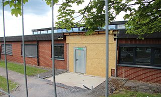 Im Gebäude der KEB befand sich der Geldautomat. Er wurde zerstört. Jetzt gibt es im Gewerbegebiet keinen Automaten mehr, um dort Geld abzuheben. - Kyrill von Matuschka Im Gebäude der KEB befand sich der Geldautomat. Er wurde zerstört. Jetzt gibt es im Gewerbegebiet keinen Automaten mehr, um dort Geld abzuheben. - Kyrill von Matuschka