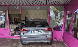 Ein Fahrer ist mit seinem Auto in ein Kino in Bad Salzuflen gekracht. Die Feuerwehr musste ihn befreien. - Freitag TV