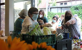 Alles Hände voll zu tun: Bärbel Scheibe (vorne) und Gisela Gewies haben bei der Essensausgabe alle Hände voll zu tun und sorgen dafür, dass die gewünschten Lebensmittel in der richtigen Tasche landen. - Niklas Böhmer Alles Hände voll zu tun: Bärbel Scheibe (vorne) und Gisela Gewies haben bei der Essensausgabe alle Hände voll zu tun und sorgen dafür, dass die gewünschten Lebensmittel in der richtigen Tasche landen. - Niklas Böhmer