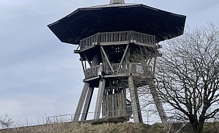 Ausflugsziel von Wanderern ist der Eggeturm auf dem Preußischem Velmerstot. Der beliebte Holzturm ist jedoch seit einer Brandstiftung im November 2023 gesperrt. - Silke Buhrmester