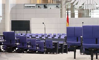 Der Bundestags-Sitzungsaal in Berlin. Kommendes Jahr werden die Stühle neu besetzt. - Pixabay
