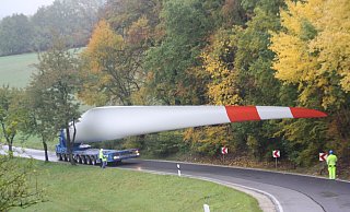 Kurven im ländlichen Raum sind eine Herausforderung für lange Vehikel. Aber der Selbstfahrer der Paderborner Firma Hofmann im charakteristischen Blau erleichtert die Sache. - Hofmann Kranvermietungen