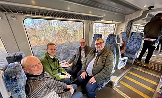 Gemeinsame Bahnfahrt mit Ulrich Borchardt (von links), Janik Wiemann, Bürgermeister Markus Baier und Marcel Tewes (Leiter Bestellermarkt der Eurobahn). - CDU Lemgo Gemeinsame Bahnfahrt mit Ulrich Borchardt (von links), Janik Wiemann, Bürgermeister Markus Baier und Marcel Tewes (Leiter Bestellermarkt der Eurobahn). - CDU Lemgo