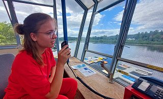 Caroline Wiebe (18) ist zum ersten Mal auf den Turm gestiegen, als sie 13 Jahre alt war. Seitdem hat die Lemgoerin die Leidenschaft fürs DLRG gepackt. - Janet König
