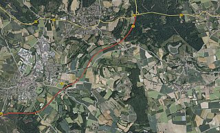 Auf dem rot markierten Bereich der B1 zwischen der Abfahrt nach Belle (oben rechts im Bild) und der Abfahrt am Waldschlösschen (unten links) sollen nach dem Wunsch des Bürgerbündnisses künftig auch Traktoren unterwegs sein dürfen. - Geodaten NRW