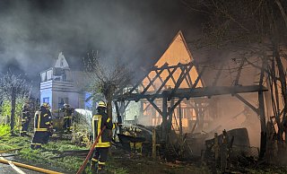 Ein Brand in einer Tintruper Gartenlaube beschäftigt am Sonntagabend die freiwillige Feuerwehr. - Freitag-TV