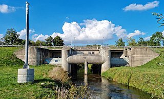 Das sind die Schleusen des Hochwasser-Rückhaltebecken unterhalb der Ostwestfalenstraße in Bad Salzuflen. Wenn die großen Tore sich schließen, staut sich das Wasser der Bega auf Feldern in einem natürlichen Becken mit einem Fassungsvermögen von bis zu knapp 2,8 Millionen Kubikmetern. - Werre-Wasserverband