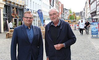 Hartmut Reese (rechts) betreute 1972/73 als Bauleiter den Bau der Fußgängerzone zwischen Marktplatz und Exterstraße. Auf ebendiesem Abschnitt ist sein Sohn Peer heute als Baustellenkoordinator im Einsatz. - Jana Beckmann