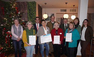 Verleihung des Ehrenamtspreises mit Martina Friebe (von links), Regina Siekmann, Bürgermeister Torben Blome, Anja Hasse, Ernst-Michael Hasse, Renate Weede, Dr. Reiner Austermann, Marietheres Arens, Barbara Liene-Hinz und Laura Müller. - Michaela Weiße Verleihung des Ehrenamtspreises mit Martina Friebe (von links), Regina Siekmann, Bürgermeister Torben Blome, Anja Hasse, Ernst-Michael Hasse, Renate Weede, Dr. Reiner Austermann, Marietheres Arens, Barbara Liene-Hinz und Laura Müller. - Michaela Weiße