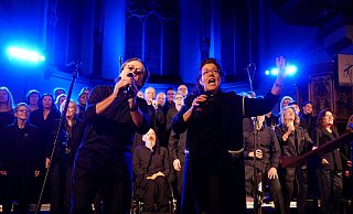 Jahreskonzert von Gospel X. Ulrike Wahren und Gerald Klaes singen im Duett. - Thomas Krügler Jahreskonzert von Gospel X. Ulrike Wahren und Gerald Klaes singen im Duett. - Thomas Krügler
