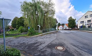 Die Paulinenbrücke soll saniert, die Fahrban schmaler und der Bereicht für Fußgänger breiter werden. Der Zaun (links) als Absturzsicherung zur Osterkalle muss erneuert, beziehungsweise durch ein Geländer ersetzt werden. - Archivfoto: Nadine Uphoff Die Paulinenbrücke soll saniert, die Fahrban schmaler und der Bereicht für Fußgänger breiter werden. Der Zaun (links) als Absturzsicherung zur Osterkalle muss erneuert, beziehungsweise durch ein Geländer ersetzt werden. - Archivfoto: Nadine Uphoff