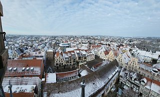 Blick aus der Turmstube hinaus auf den Lemgoer Marktplatz. Himmelsrichtung: Nordwesten. - Freya Köhring Blick aus der Turmstube hinaus auf den Lemgoer Marktplatz. Himmelsrichtung: Nordwesten. - Freya Köhring