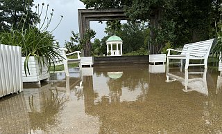 Das Unwetter traf auch Teile des Kurparks wie hier am Rahmen mit Blick auf den Leopoldsprudel. - Sven Kienscherf