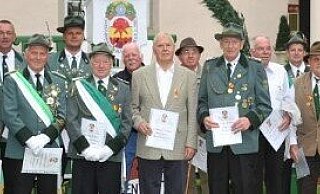 Ein Blick zurück: Jubilar-Ehrungen im Jahr 2012. Mit dabei die heute 70-Jahre-Jubilare Theodor Sundermann, Karl Strohmeier, Willi Begemann, Fritz Lesemann sowie Dieter Grote (65) Peter Hagemann, Dieter Redeker (60). - Schützenverein Alverdissen