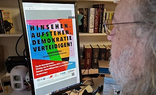 Hinsehen. Aufstehen. Demokratie verteidigen! So lautet der Aufruf für die Kundgebung, die zum Tag der Menschenrechte am Sonntag, 10. Dezember, auf dem Kaiser-Wilhelm-Platz in Detmold stattfinden wird. Initiiert wurde sie von sechs Organisationen, insgesamt stehen aber bereits 25 aus Lippe dahinter. - Marianne Schwarzer Hinsehen. Aufstehen. Demokratie verteidigen! So lautet der Aufruf für die Kundgebung, die zum Tag der Menschenrechte am Sonntag, 10. Dezember, auf dem Kaiser-Wilhelm-Platz in Detmold stattfinden wird. Initiiert wurde sie von sechs Organisationen, insgesamt stehen aber bereits 25 aus Lippe dahinter. - Marianne Schwarzer