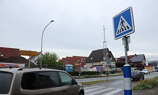 Vor und hinter dem Kreisel an der Hauptstraße in Asemissen soll Tempo 30 gelten. Das haben SPD und Grüne gemeinsam beantragt. An der viel befahrenen Straße biegen viele Verkehrsteilnehmer ab, um beispielsweise einzukaufen oder vom Parkplatz zurück auf die Straße zu fahren. Für Radfahrer sei das besonders gefährlich. - Birgit Guhlke