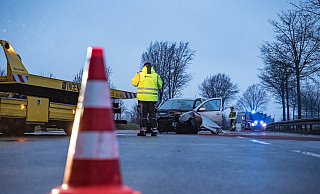Einsatzkräfte der Feuerwehr sichern Anfang Februar nach einem Unfall auf dem Hellweg die Straße. - FreitagTV/Stock