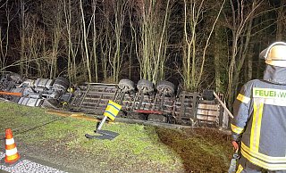 Der Lkw liegt am Abhang auf der Seite und droht, weiter hinabzurutschen. - Freitag TV Der Lkw liegt am Abhang auf der Seite und droht, weiter hinabzurutschen. - Freitag TV