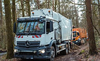 Ein Müllfahrzeug der Stadt Detmold steckt am Montagmittag im Wald fest. - FreitagTV Ein Müllfahrzeug der Stadt Detmold steckt am Montagmittag im Wald fest. - FreitagTV
