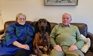 Elke-Heidrun und Rolf Brokmeier sind seit mehr als 50 Jahren passionierte Jäger, und sie hatten immer Jagdhunde. Brackenrüde Reiko ist der Liebling des Ehepaars. - Marianne Schwarzer Elke-Heidrun und Rolf Brokmeier sind seit mehr als 50 Jahren passionierte Jäger, und sie hatten immer Jagdhunde. Brackenrüde Reiko ist der Liebling des Ehepaars. - Marianne Schwarzer