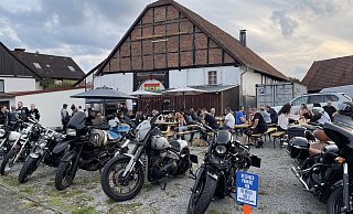 Etwas voller als bei dieser Veranstaltung vor ein paar Wochen dürfte es wohl am vergangenen Wochenende im Vogtweg 6 in Tintrup gewesen sein. Der rechte Youtuber Tim Kellner feierte seinen 50. Geburtstag. - Archivfoto: Silke Buhrmester