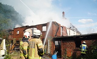 Die Feuerwehr bekämpft den Brand eines Wohnhauses. - Freitag TV Die Feuerwehr bekämpft den Brand eines Wohnhauses. - Freitag TV
