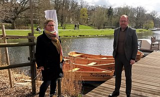 Marianne Klocke-Kramer vom Verein „Arbeit-Wohnen-Bildung" und Staatsbad-Interimsgeschäftsführer Volker Stammer freuen sich über den Start der Rudersaison. - Staatsbad Salzuflen Marianne Klocke-Kramer vom Verein „Arbeit-Wohnen-Bildung" und Staatsbad-Interimsgeschäftsführer Volker Stammer freuen sich über den Start der Rudersaison. - Staatsbad Salzuflen