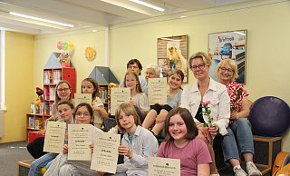 Die Vorleser und die Jury: Vida Kaltenborn (vorne, von links), Julia Hossamo, Jonathan, Miriam Kucza sowie (hinten, von links) Sonja Girod, Katharina Terwesten, Stadtsiegerin Melea Pries, Gerd Borchers, Elisabeth Webel, Stadtsiegerin Emma Drewes, Silvia Hermann und Karen Trumpf. - Kyrill von Matuschka
