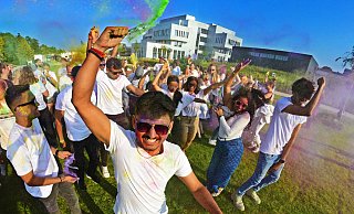 Beim Holi-Open-Air auf der Campuswiese wird mit Farben "geworfen". - Nicole Ellerbrake Beim Holi-Open-Air auf der Campuswiese wird mit Farben "geworfen". - Nicole Ellerbrake