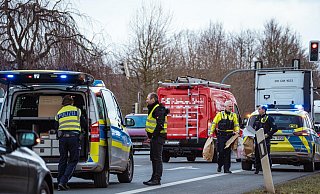 Die Polizei untersucht die Unfallstelle. - FreitagTV Die Polizei untersucht die Unfallstelle. - FreitagTV