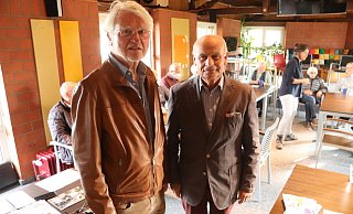 Detlev Gadow (links) vom Sozialen Netzwerk konnte in der Reihe „Erzählcafé“ dieses Mal Polizeihauptkommissar a. D., Volker Hostein, begrüßen. - Birgit Guhlke Detlev Gadow (links) vom Sozialen Netzwerk konnte in der Reihe „Erzählcafé“ dieses Mal Polizeihauptkommissar a. D., Volker Hostein, begrüßen. - Birgit Guhlke