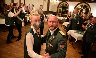 Das Königspaar mit Dennis Kohrs und Lisa Tintel eröffnet den Elbrinxer Schützenball. - Nicole Ellerbrake Das Königspaar mit Dennis Kohrs und Lisa Tintel eröffnet den Elbrinxer Schützenball. - Nicole Ellerbrake