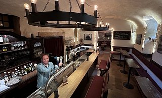 Tilo Hölscher steht am Zapfhahn hinter der Theke im "Roots meets Pizzabox" in der Braugasse. - Alexandra Schaller Tilo Hölscher steht am Zapfhahn hinter der Theke im "Roots meets Pizzabox" in der Braugasse. - Alexandra Schaller
