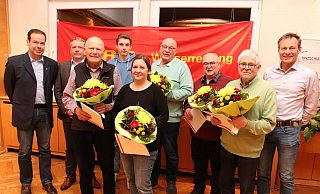 Olaf Zarges und Ingo Biermann (Erster und Zweiter von links) sowie Jochen Holwitt (rechts) gratulierten den langjährigen Mitgliedern (von links) Erich Schmitt, Mattis Wächter, Anna Fietz, Thomas Helmig, Reinhard Wollny und Werner Hübert. - Knut Dinter