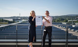 Helene Derksen-Riesen, Leiterin für Corporate Development und Real Estate, sowie Gerhard Linke, Beauftragter für Enviromental Management, mit derUrkunde zur zehnjährigen Mitgliedschaft als Klimaschutz-Unternehmen. - Weidmüller