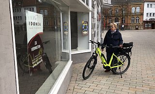 Monika Prüßner-Claus blickt in ein leerstehendes Ladenlokal in einem Haus in der Straße am Markt. Hier befand sich bis vor einiger Zeit ein Modegeschäft. Nun wird ein Nachmieter gesucht. - Sven Kienscherf