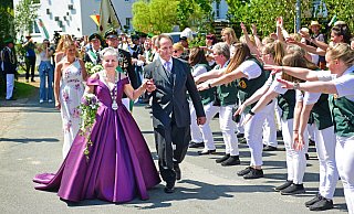 Das Königspaar Margret und Johannes Meise lassen sich feiern. Foto: Nicole Ellerbrake - Nicole Ellerbrake Das Königspaar Margret und Johannes Meise lassen sich feiern. Foto: Nicole Ellerbrake - Nicole Ellerbrake