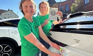 Petra Kuhfus (links) und Claudia Viotto vom BUND Lippe bringen einen Aufkleber auf eine, E-Auto der E-Firmenflotte an, die am „E-Mobility Day“ von Kaeding Anderson in Lemgo präsentiert wurde. - BUND Lippe Petra Kuhfus (links) und Claudia Viotto vom BUND Lippe bringen einen Aufkleber auf eine, E-Auto der E-Firmenflotte an, die am „E-Mobility Day“ von Kaeding Anderson in Lemgo präsentiert wurde. - BUND Lippe