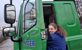 Sabrina Krüger freut sich jedes Mal, wenn sie auf den Bock klettert, um im Hugo, wie sie den Lastwagen liebevoll nennt, loszufahren. - Marianne Schwarzer Sabrina Krüger freut sich jedes Mal, wenn sie auf den Bock klettert, um im Hugo, wie sie den Lastwagen liebevoll nennt, loszufahren. - Marianne Schwarzer