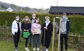 Jahrgangsstufenleiter Michael Heitkämper und von links nach rechts Marleen Theopold, Jana Uhlenbrock, Annika Köpplin, Louisa Eifler und Lennard Jacobi pflanzend stellvertretend für die Abgangsklassen ein Paderborner Seidenhemdchen uns setzen damit eine Tradition der 10er Abschlussklassen fort.  - BUND Lemgo