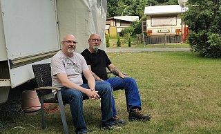 Fürchten um ihr Zuhause auf dem Campingplatz Eimke: Dauercamper Michael Klinke (links), der sein gesamtes Erspartes in ein Tinyhaus auf dem Areal gesteckt hat, und Platzwart Mike Mc Nally. - Sylvia Frevert