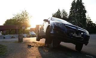 Ungewöhnlicher Parkplatz: Ein stark alkoholisierter 71-jähriger Mann aus Lemgo rammte einen Betonpfeiler und kam auf diesem zum Stehen. - Till Sadlowski